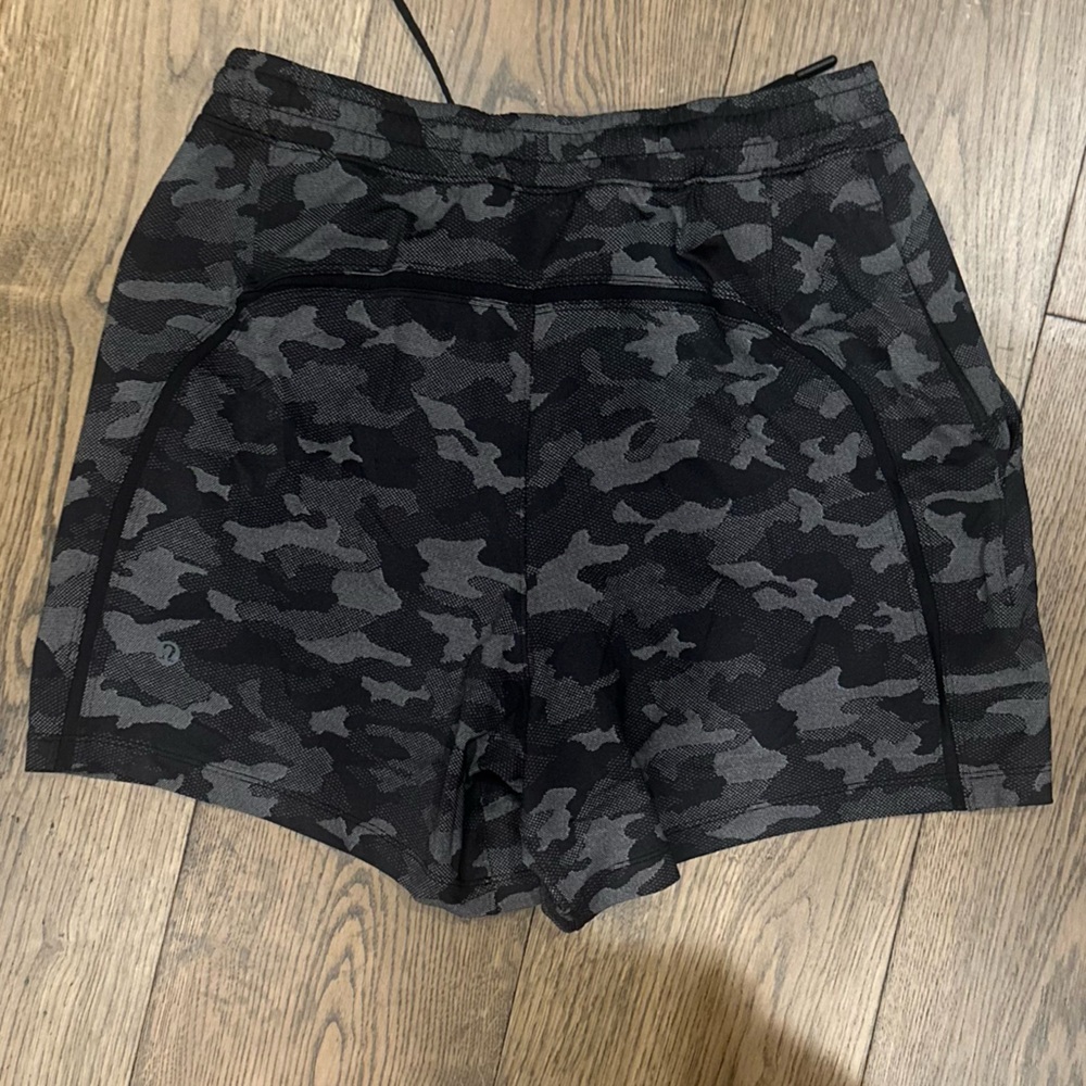 Lululemon men’s black camo pace breaker shorts 5 inch inseam lined - Picture 2 of 3
